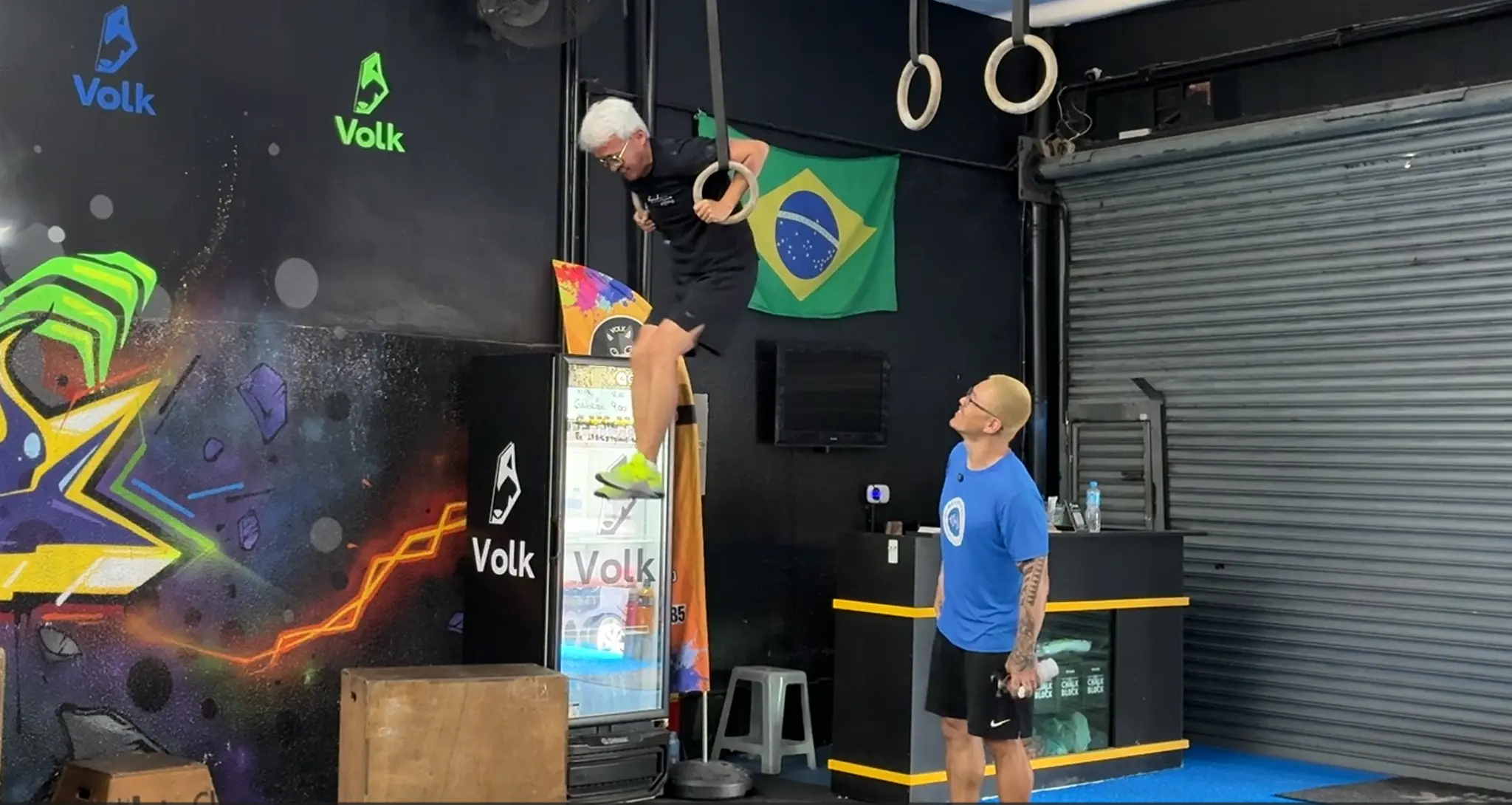 Treinador executando Ring Muscle-Up